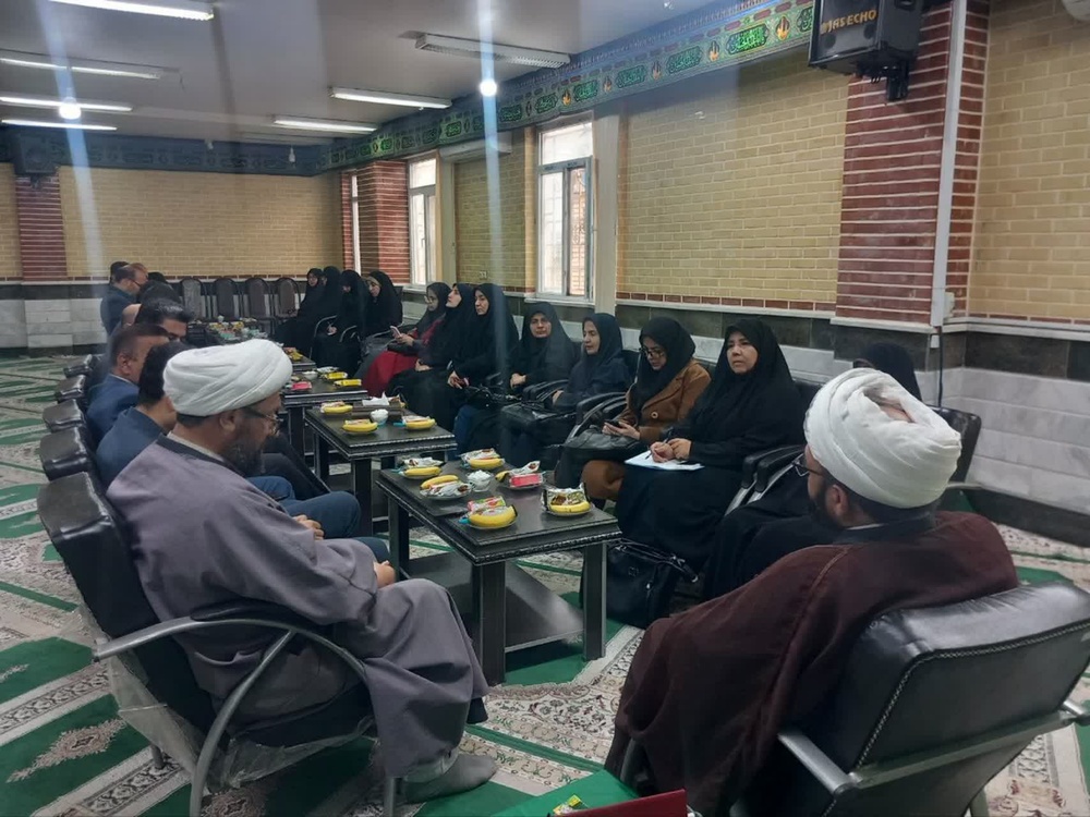 نشست تبیینی اساتید حوزه و دانشگاه بر وحدت علمی و فرهنگی شهر