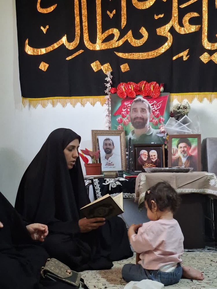 دیدار طلاب و کادر مدرسه علمیه کوثر صفادشت با خانوادههای دو شهید جنگ رمضان