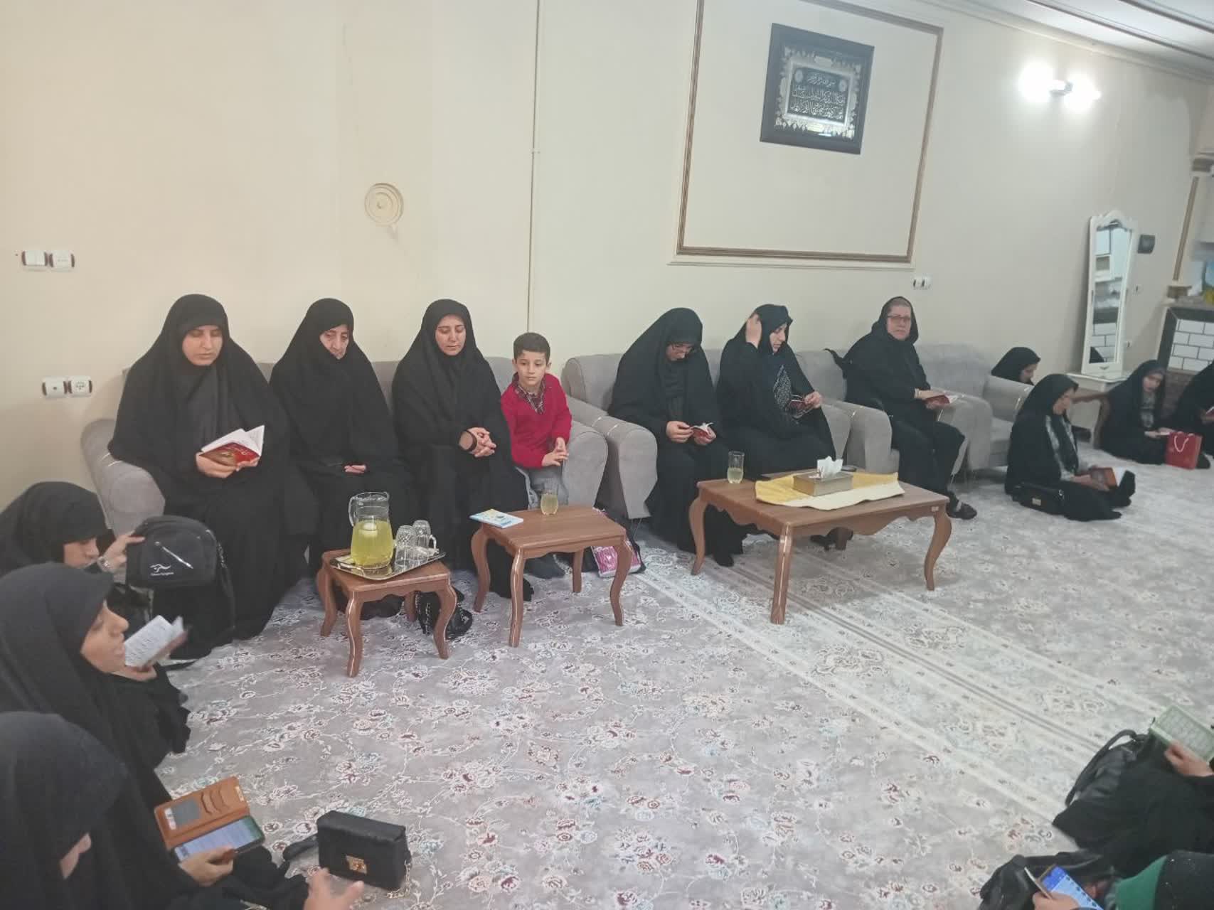 دیدار مدیر، کادر و جمعی از طلاب حوزه علمیه فاطمیه خرمآباد با خانواده شهید احسان حسینی