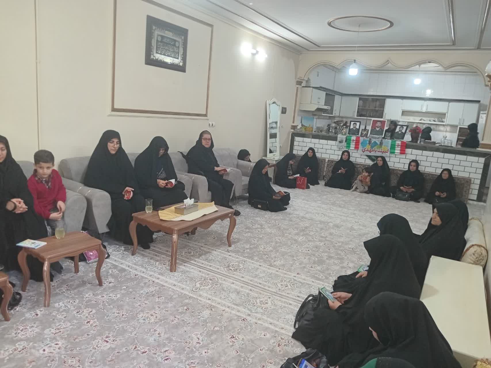 دیدار مدیر، کادر و جمعی از طلاب حوزه علمیه فاطمیه خرم‌آباد با خانواده شهید احسان حسینی