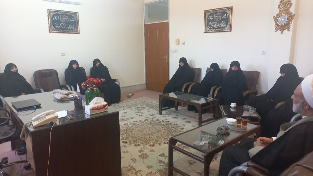 دیدار صمیمانه و خداقوت مدیر حوزه علمیه خواهران استان به کارکنان مدرسه حضرت زینب کبری (س) یزد