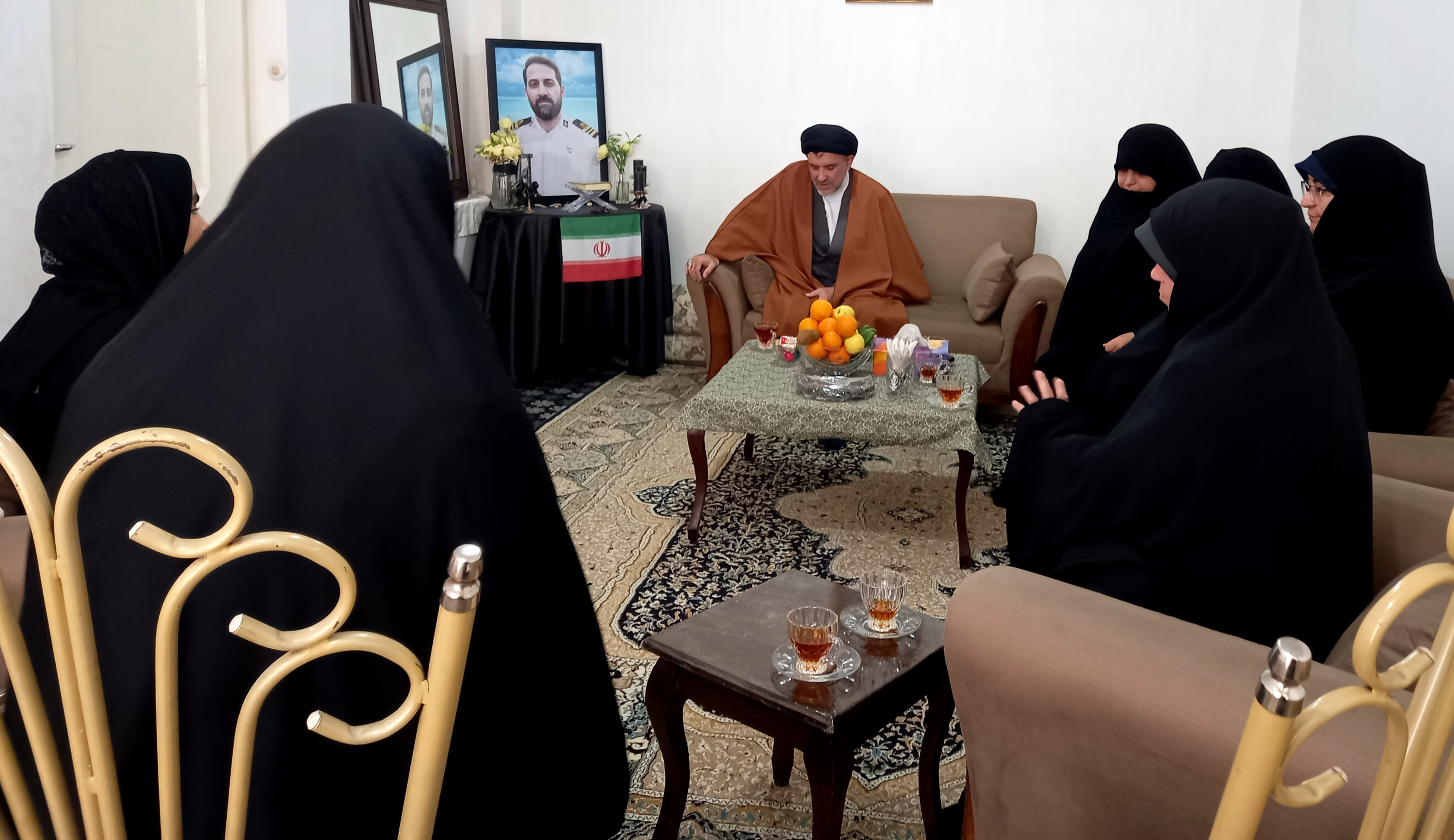 دیدار مدیر حوزههای علمیه خواهران لرستان با خانواده شهید ناو دنا شهید محسن میرزاپور