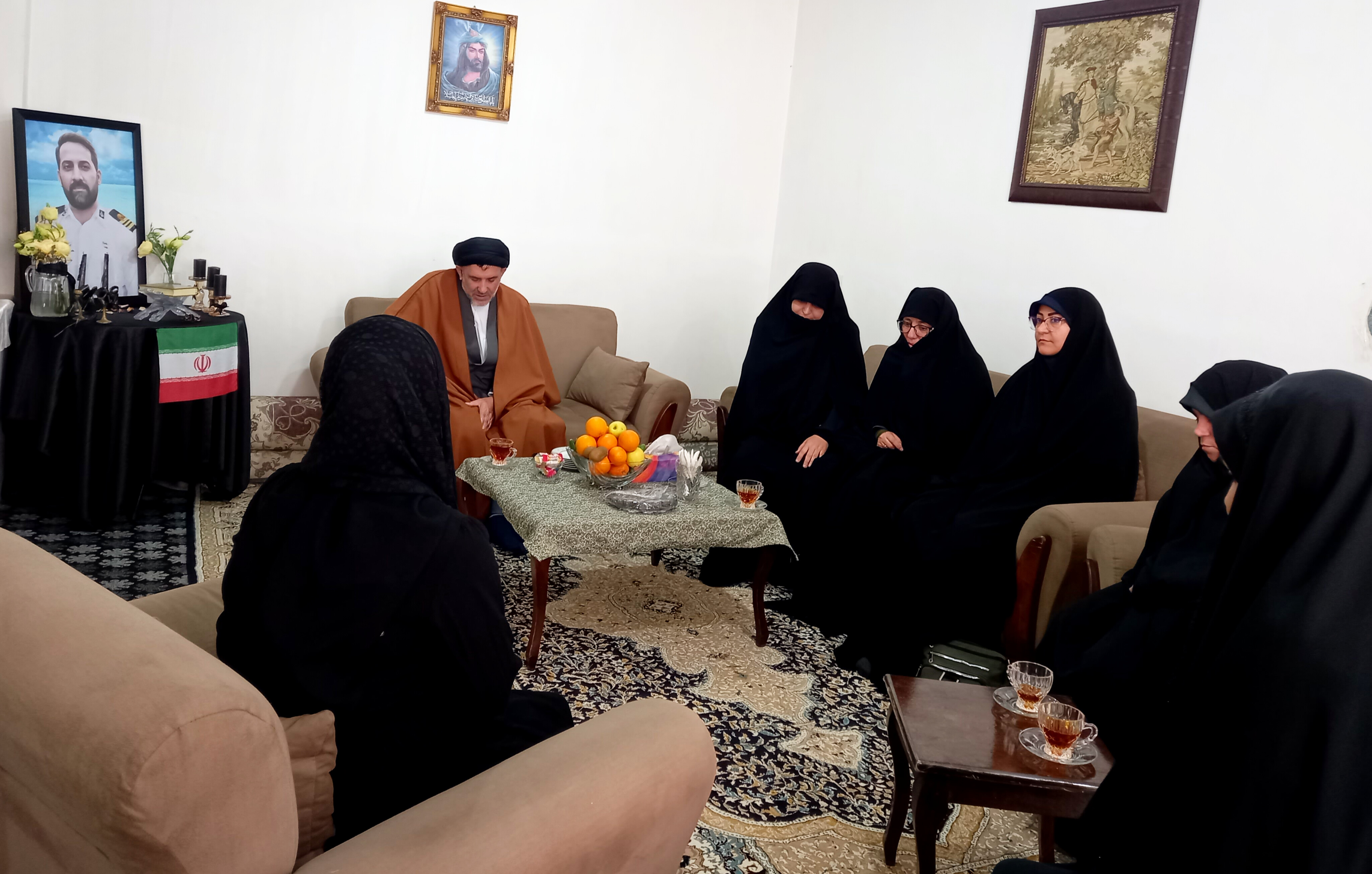 دیدار مدیر حوزه‌های علمیه خواهران لرستان با خانواده شهید ناو دنا شهید محسن میرزاپور