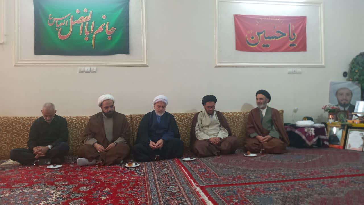 دیدار مسئولان مدارس علمیه بروجرد با خانوادههای شهدای جنگ تحمیلی سوم