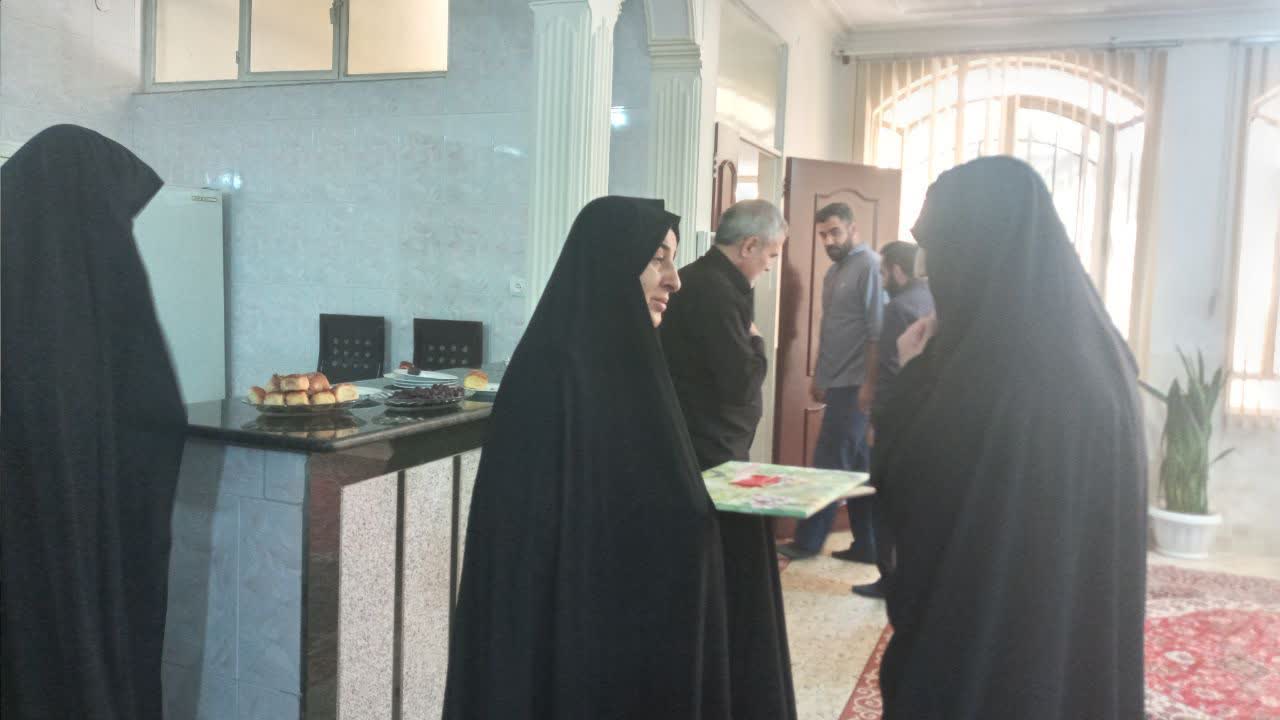 دیدار مسئولان مدارس علمیه بروجرد با خانواده‌های شهدای جنگ تحمیلی سوم
