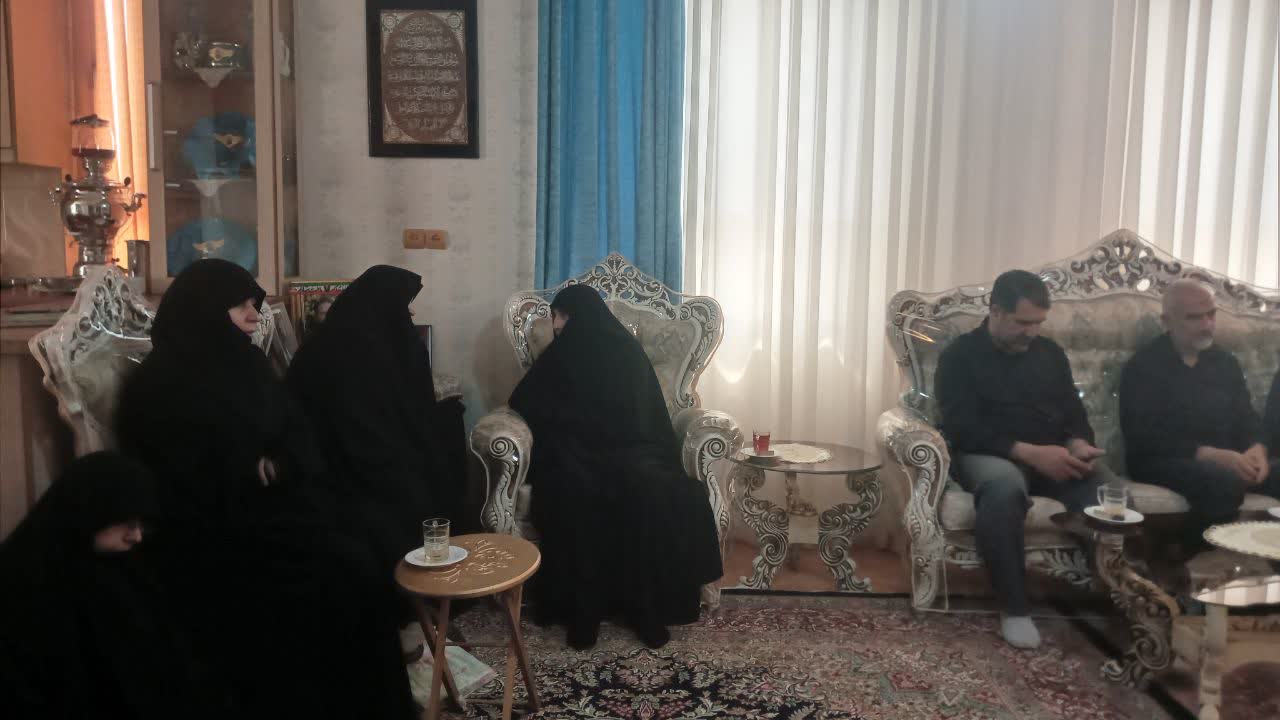 دیدار مسئولان مدارس علمیه بروجرد با خانوادههای شهدای جنگ تحمیلی سوم