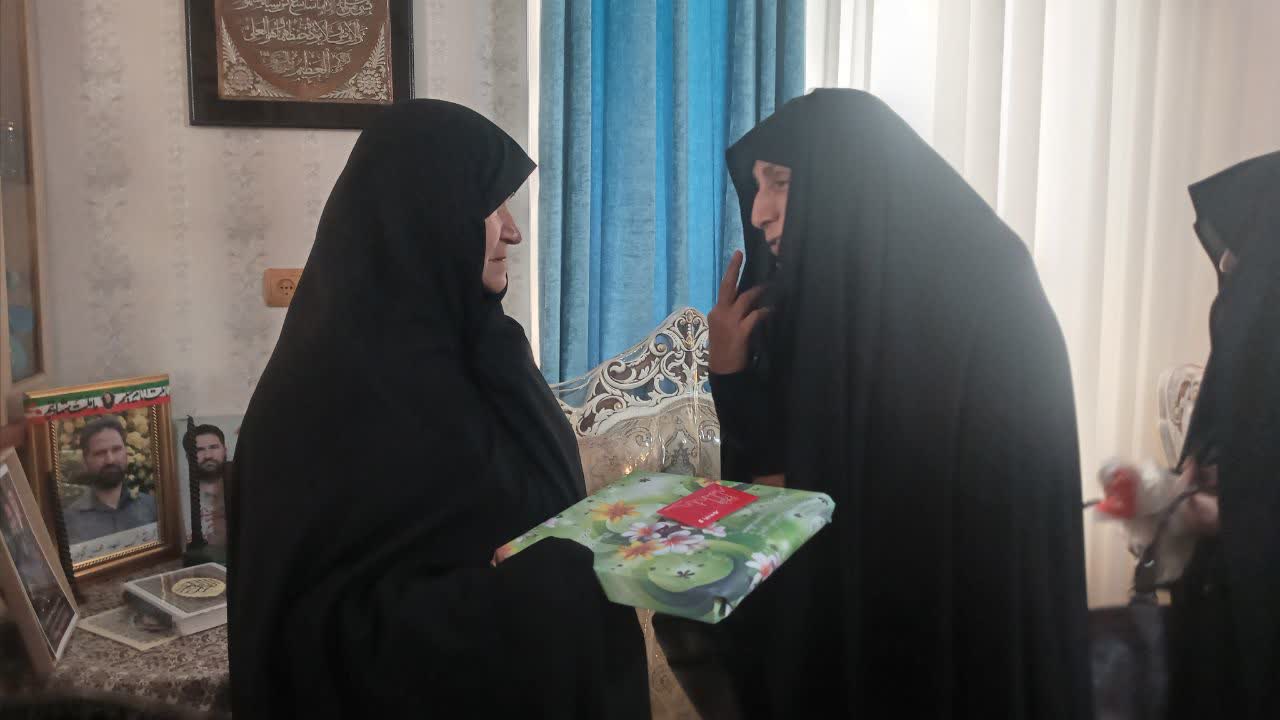 دیدار مسئولان مدارس علمیه بروجرد با خانواده‌های شهدای جنگ تحمیلی سوم