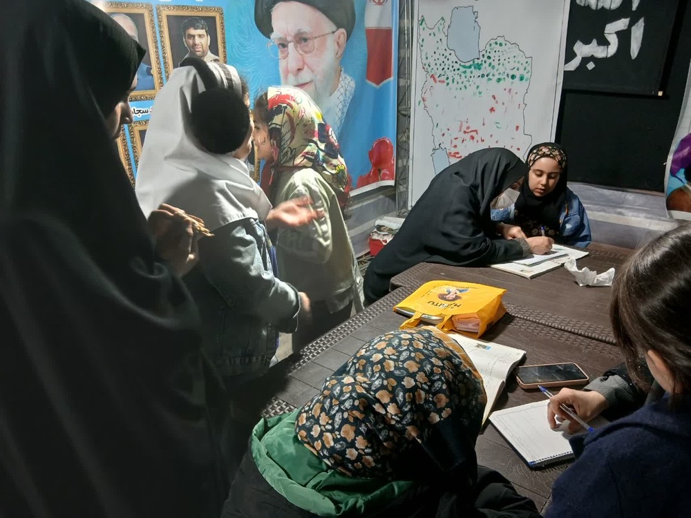 برگزاری کلاسهای تقویتی در موکب قرارگاه الزهرا(س) قروه/ چراغ علم در دل تجمعات شبانه روشن است