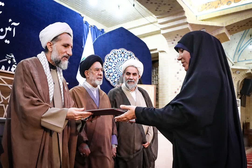 برگزاری آیین تجلیل از اساتید حوزه علمیه خواهران قزوین