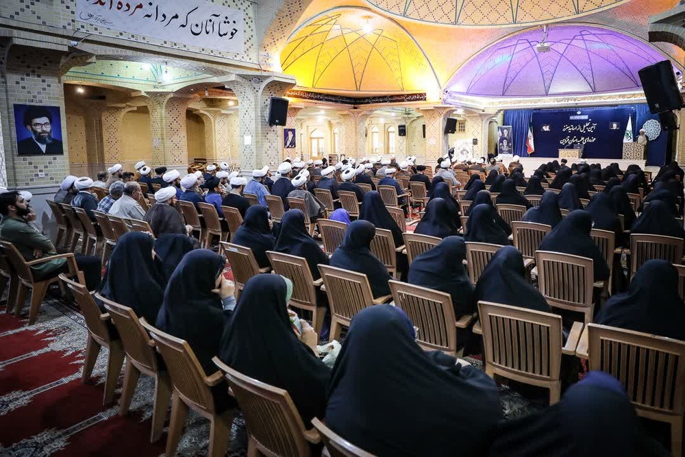 برگزاری آیین تجلیل از اساتید حوزه علمیه خواهران قزوین