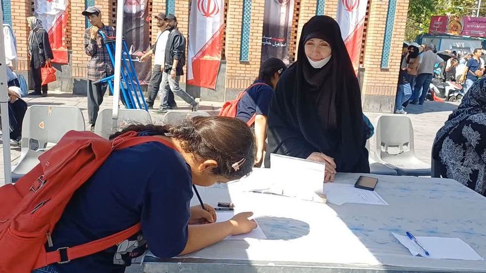 فعالیت طلاب جهادی قرارگاه مجتمع آموزش علوم اسلامی کوثر در بازار بزرگ تهران