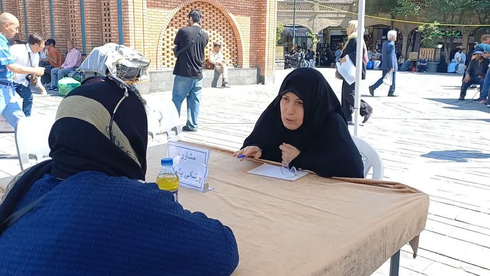 فعالیت طلاب جهادی قرارگاه مجتمع آموزش علوم اسلامی کوثر در بازار بزرگ تهران