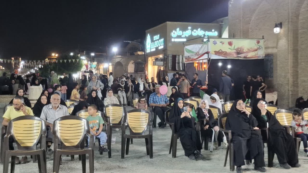 جلوه پویایی خانواده در صحن تاریخی مسجد جامع یزد