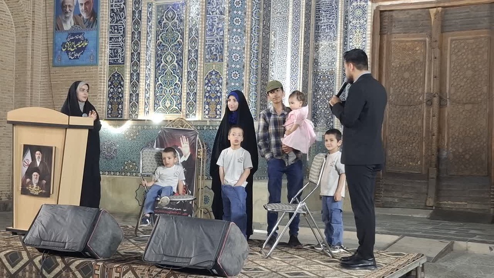 جلوه پویایی خانواده در صحن تاریخی مسجد جامع یزد