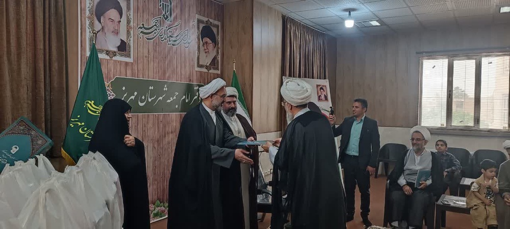 پیشگامان جوانی جمعیت در مهریز تجلیل شدند