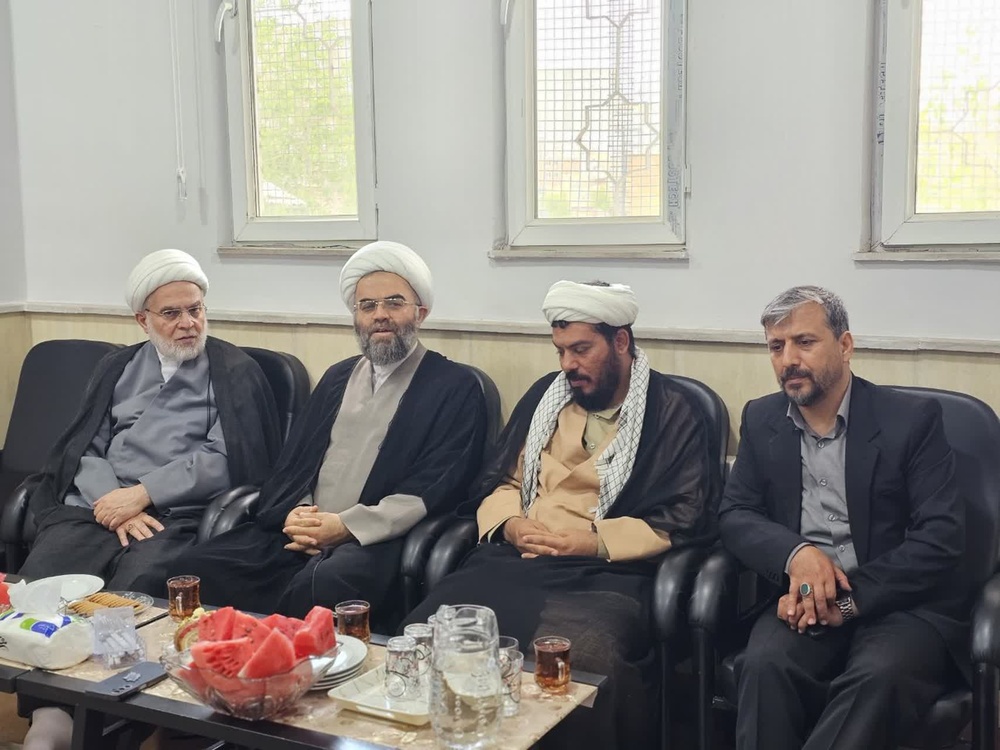 بازدید نماینده ولی‌فقیه در کردستان از مدرسه علمیه خواهران حضرت فاطمه (س) سقز