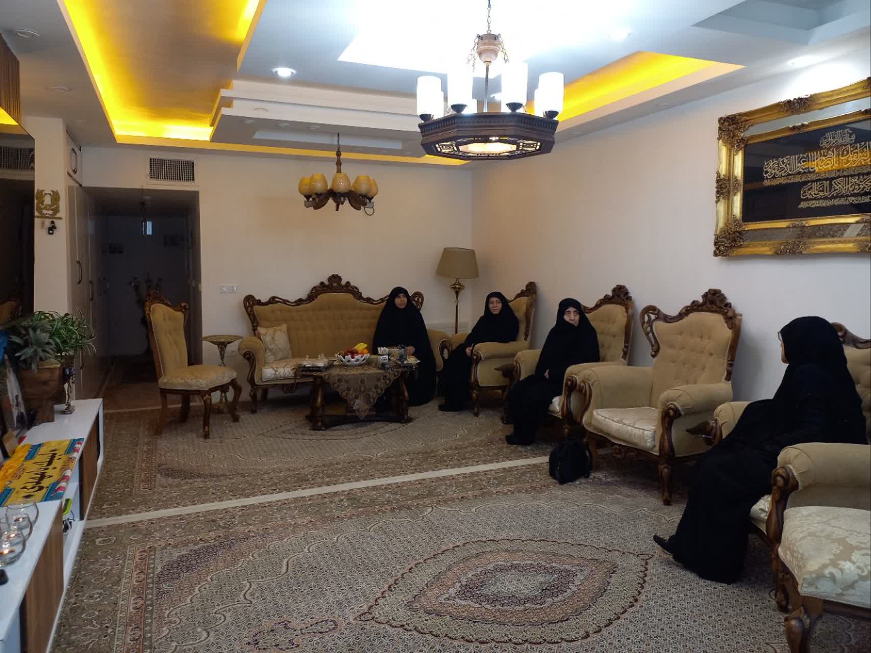 تکریم حماسهسازان مقاومت جنگ تحمیلی سوم/دیدار با خانواده شهید و جانباز جنگ رمضان