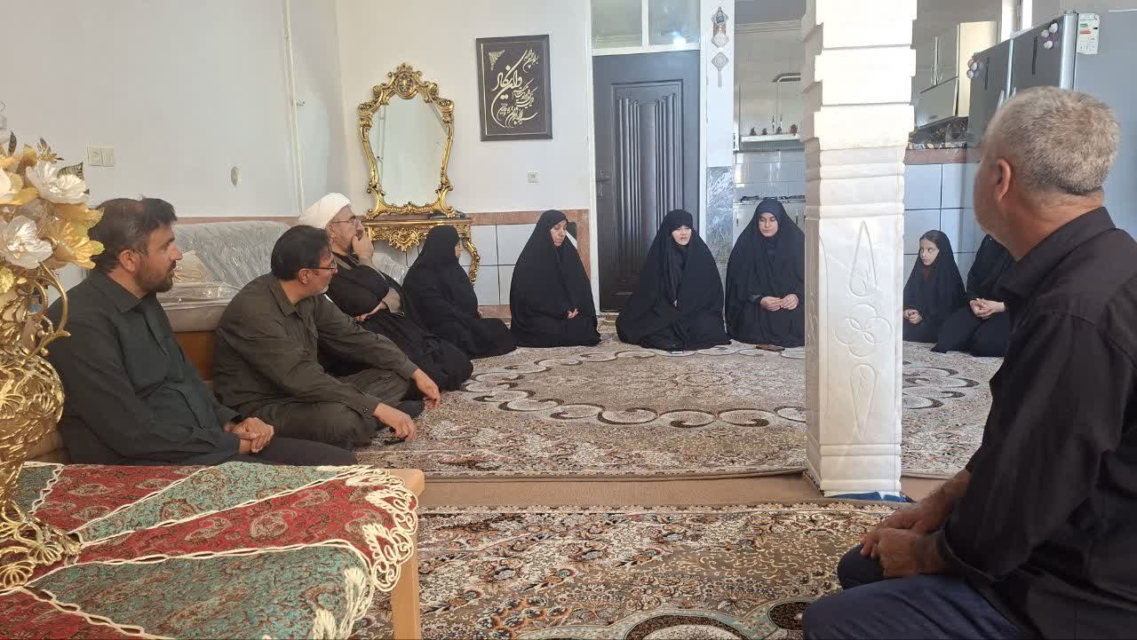 تفقد مسئولان حوزه علمیه الشتر از خانواده شهدای جنگ تحمیلی سوم در دهه امامت و ولایت