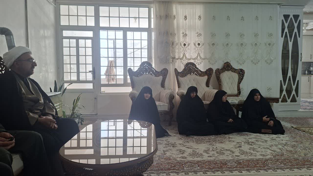 تفقد مسئولان حوزه علمیه الشتر از خانواده شهدای جنگ تحمیلی سوم در دهه امامت و ولایت