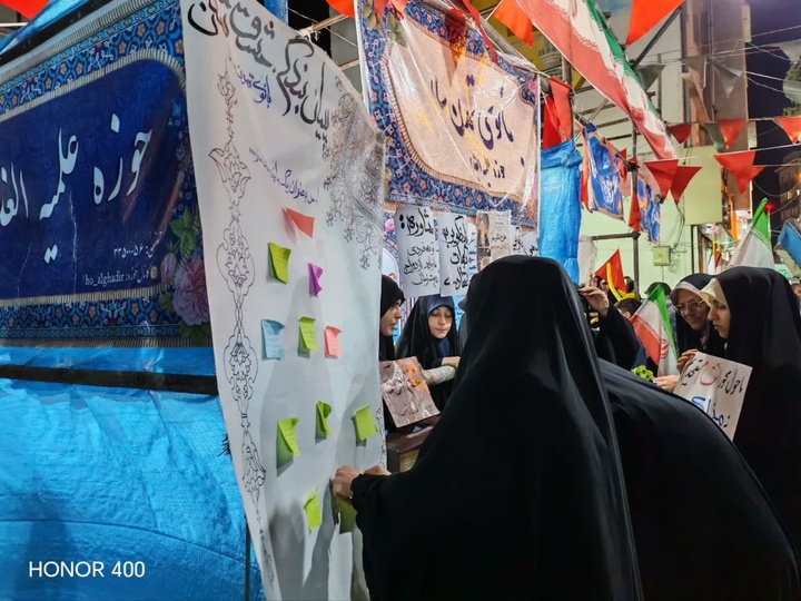 طرح «مشق تمدن» در غرفه بانوی تمدن‌ساز برگزار شد/ تبیین نقش محوری زنان در اندیشه‌های رهبر شهید