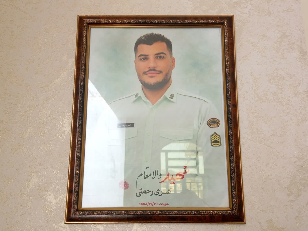 کادر مدیریت حوزه علمیه خواهران استان لرستان، مدیر حوزه فاطمیه به همراه مسئولان نیروی انتظامی با خانواده معزز شهید والامقام، کسری رحمتی