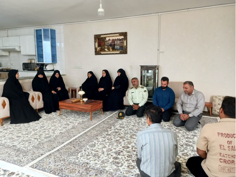 کادر مدیریت حوزه علمیه خواهران استان لرستان، مدیر حوزه فاطمیه به همراه مسئولان نیروی انتظامی با خانواده معزز شهید والامقام،  کسری رحمتی
