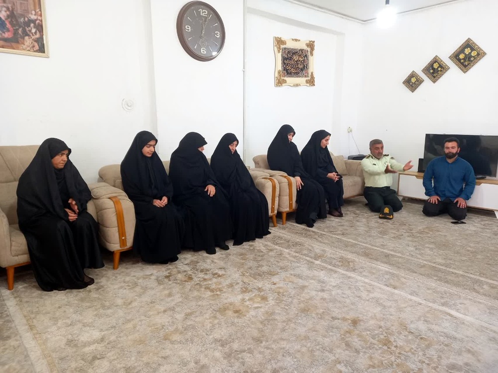 کادر مدیریت حوزه علمیه خواهران استان لرستان، مدیر حوزه فاطمیه به همراه مسئولان نیروی انتظامی با خانواده معزز شهید والامقام، میلاد مرادی تبار