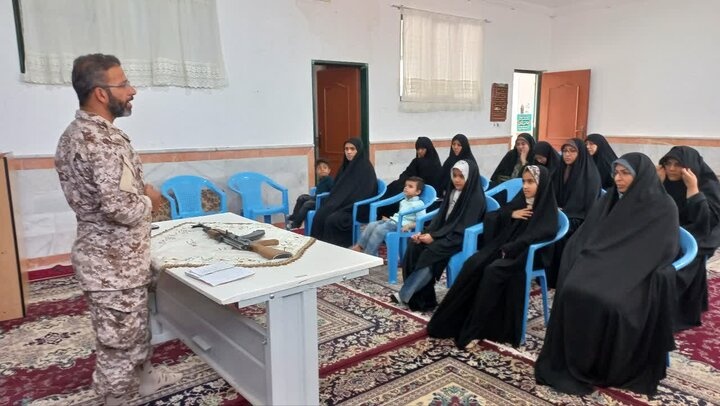 تصاویر/ کلاس آموزشی اسلحه شناسی در مدرسه‌ علمیه‌ فاطمه‌الزهرا البتول‌ (س) کشکوئیه