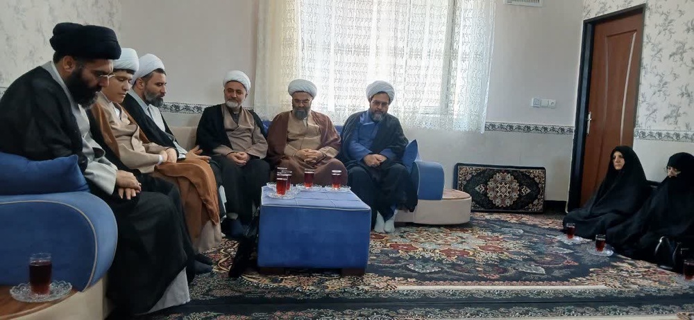 تجلیل از خانواده شهدای طلبه در کردستان همزمان با عید غدیر