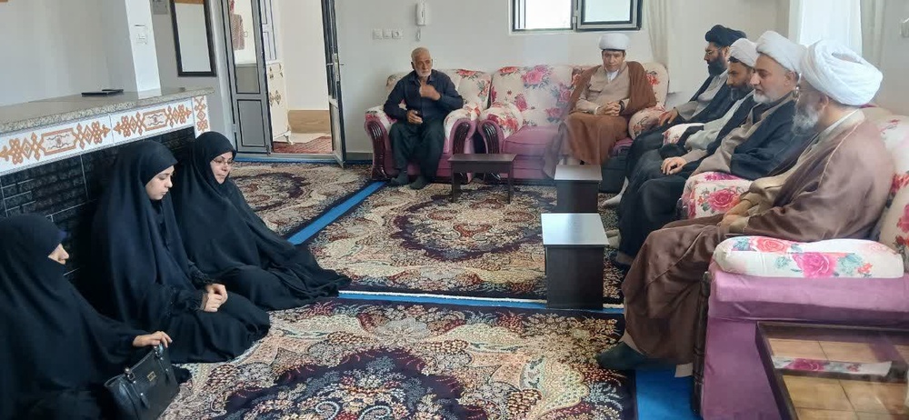 تجلیل از خانواده شهدای طلبه در کردستان همزمان با عید غدیر