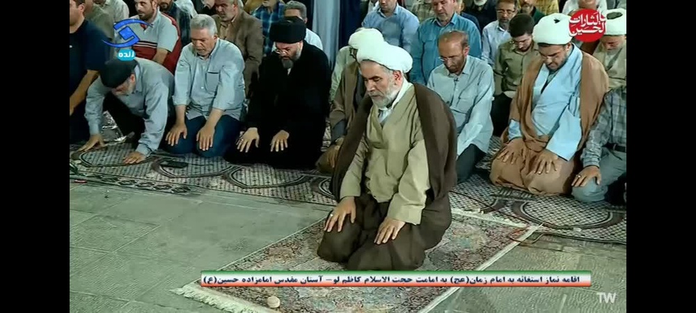 اقامه نماز استغاثه در امام‌زاده حسین (ع) استان قزوین