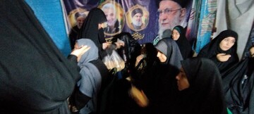 برپایی میز پذیرش حوزه علمیه خواهران در تجمع شبانه در غرفه پیاده راه شهید پاکپور