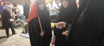 برپایی میز پذیرش حوزه علمیه خواهران در تجمع شبانه در غرفه پیاده راه شهید پاکپور