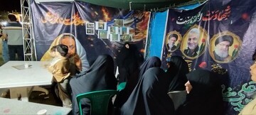 برپایی میز پذیرش حوزه علمیه خواهران در تجمع شبانه در غرفه پیاده راه شهید پاکپور