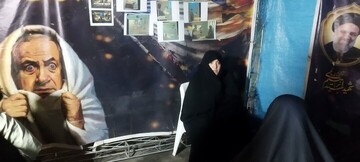 برپایی میز پذیرش حوزه علمیه خواهران در تجمع شبانه در غرفه پیاده راه شهید پاکپور