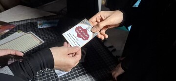 برپایی میز پذیرش حوزه علمیه خواهران در تجمع شبانه در غرفه پیاده راه شهید پاکپور