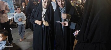 برپایی میز پذیرش حوزه علمیه خواهران در تجمع شبانه در غرفه پیاده راه شهید پاکپور