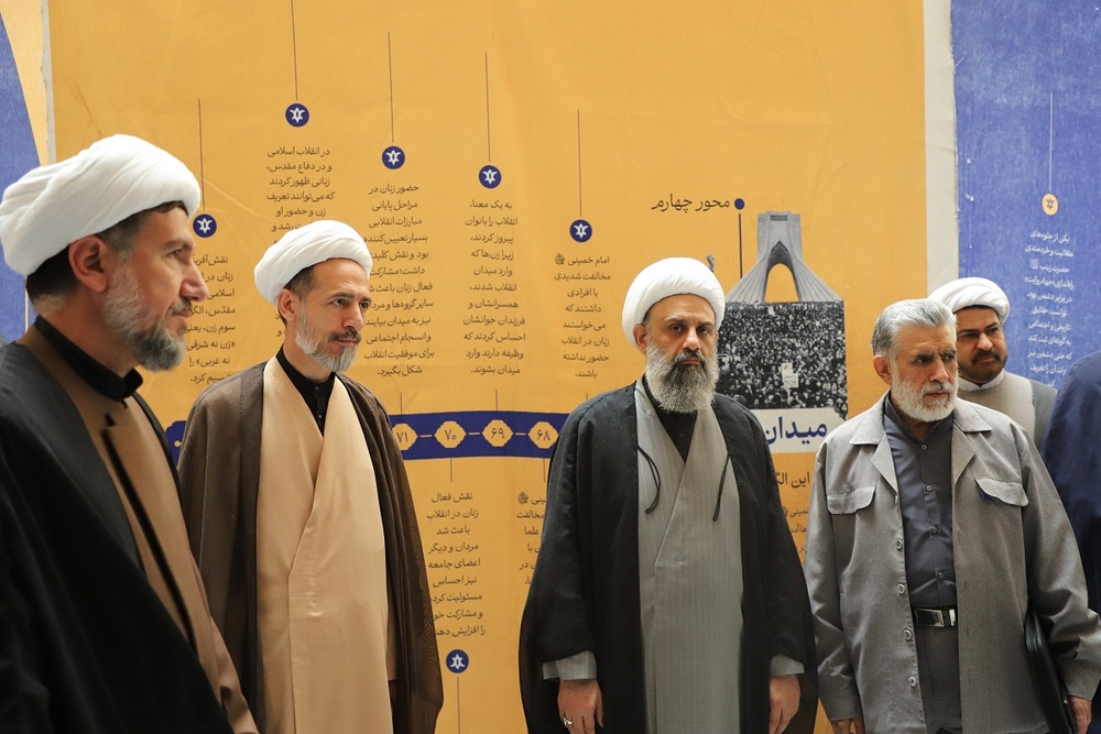 بازدید مدیر حوزههای علمیه خواهران از نمایشگاه «بانوی ایرانی»+ تصاویر