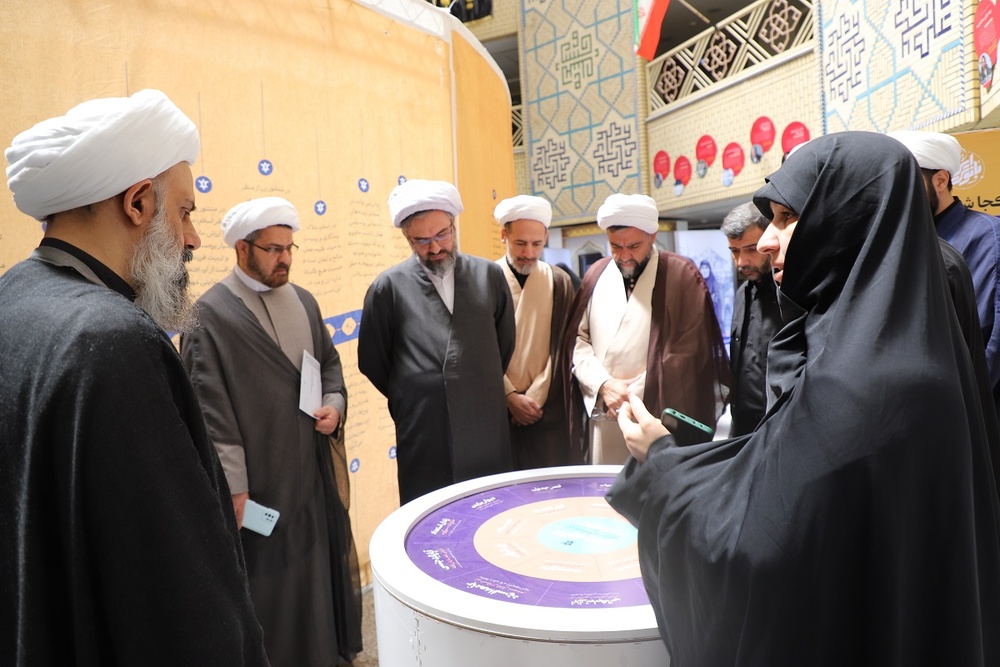 بازدید مدیر حوزههای علمیه خواهران از نمایشگاه «بانوی ایرانی»+ تصاویر