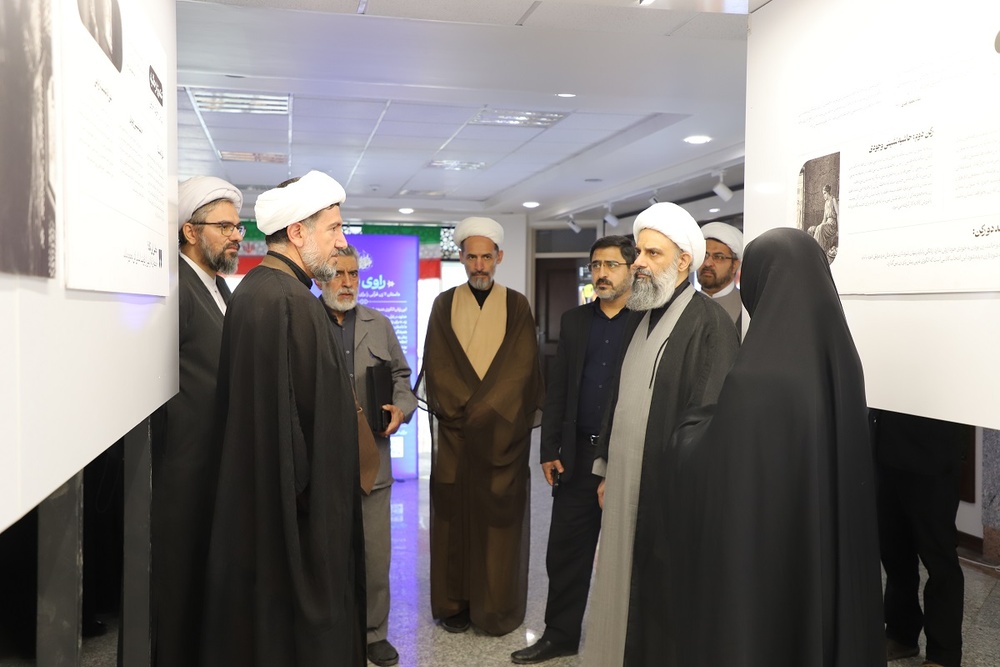 بازدید مدیر حوزههای علمیه خواهران از نمایشگاه «بانوی ایرانی»+ تصاویر