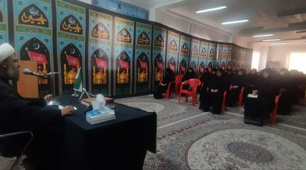 تمسک به قرآن و عترت شرط مصونیت از گمراهی است