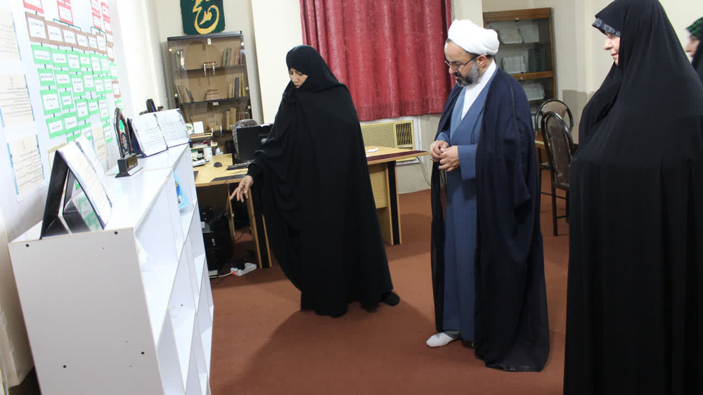 بازدید معاون پژوهش حوزه‌های علمیه خواهران از نمایشگاه دستاوردهای علمی هرمزگان و رونمایی از سه اثر پژوهشی طلاب خواهر هرمزگان