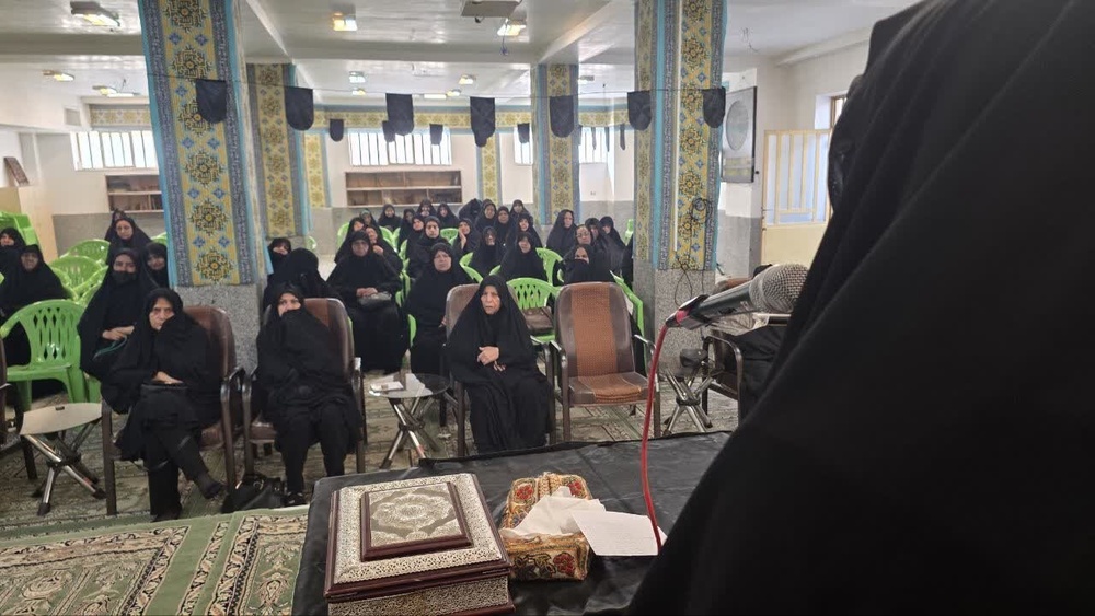مراسم معنوی زیارت عاشورا در مدرسه علمیه تخصصی حضرت زینب کبری (س) رفسنجان برگزار شد