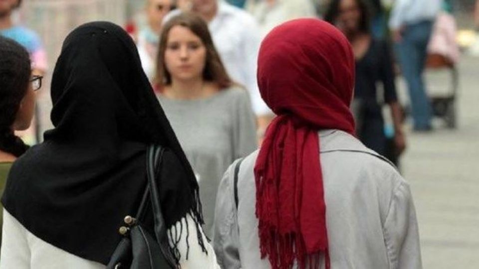 نژادپرستی در لباس سکولاریسم؛ تبعیض نظام‌مند علیه محجبه‌ها