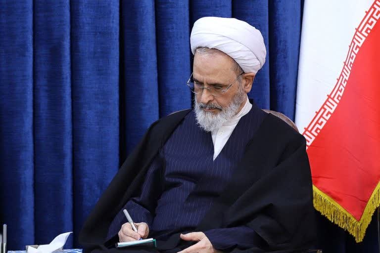 تقدیر آیت الله اعرافی از درخشش حوزه‌های علمیه خواهران در ایام جنگ