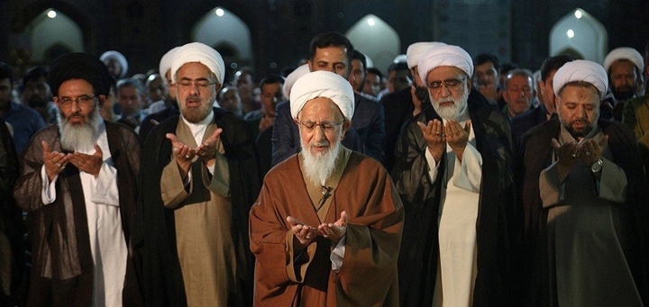 اقامه نماز بر پیکر آقای شهید ایران توسط آیت‌الله العظمی جوادی آملی در قم