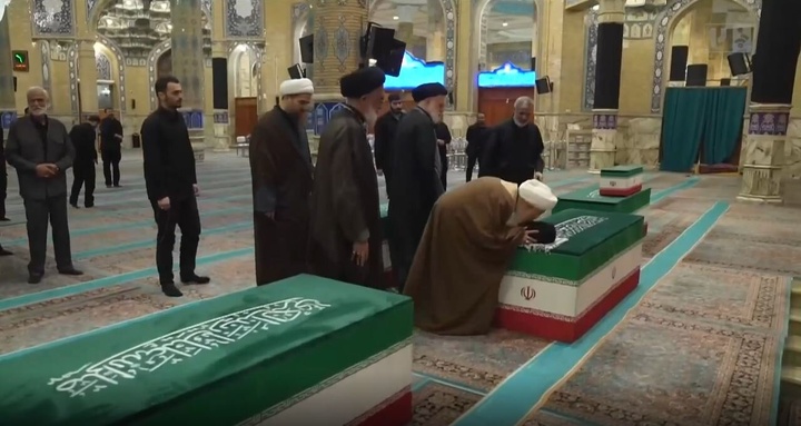 بوسه آیت‌الله العظمی جوادی‌آملی بر عمامه آقای شهید + عکس و فیلم