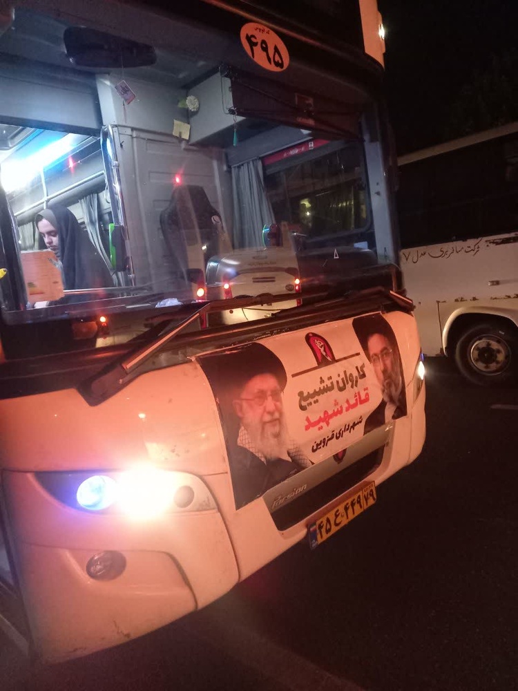 حضور مدیر و جمعی از اساتید، کادر، دانش‌آموختگان و طلاب مدرسه علمیه کوثر استان قزوین در مراسم تشییع قائد شهید امت در تهران