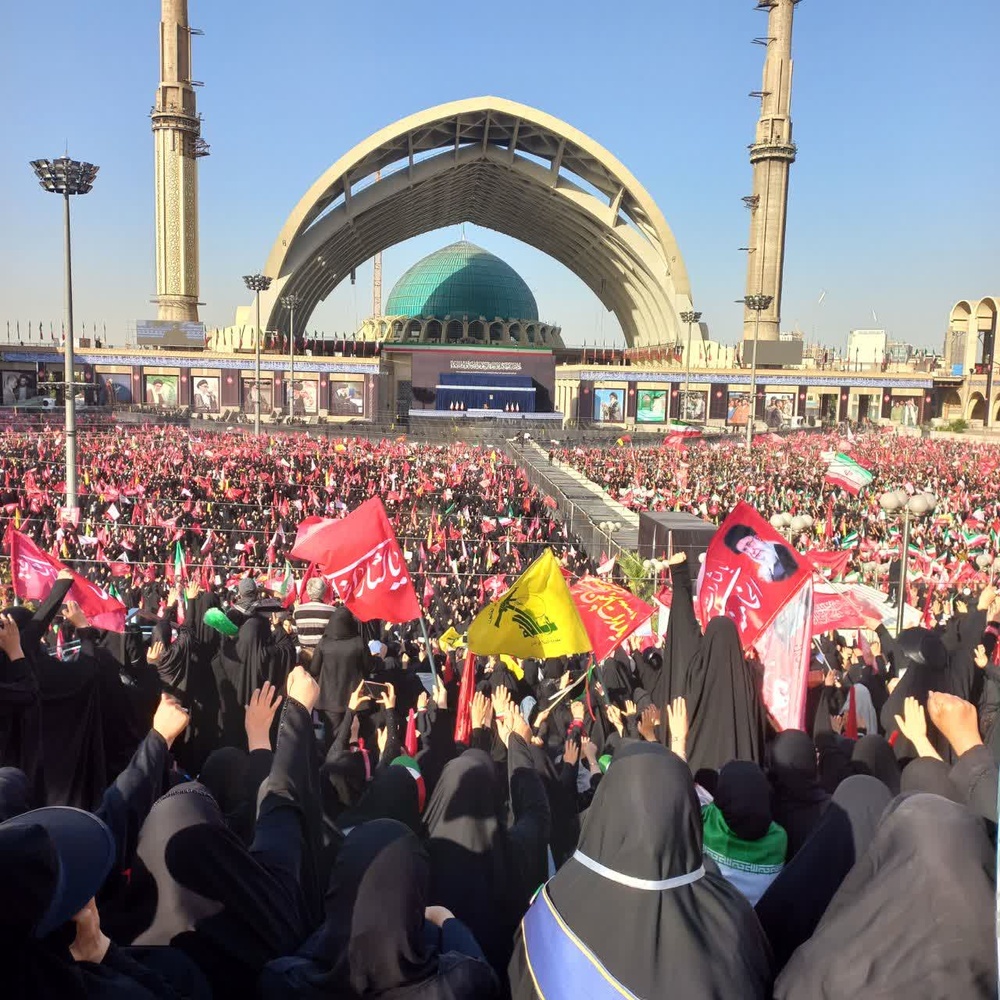 حضور پرشور طلاب و کادر مدارس علمیه خواهران لرستان در آیین وداع با رهبر شهید