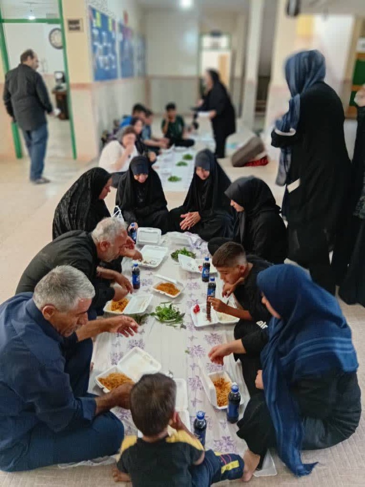 تصاویر/خدمت‌رسانی طلاب مدرسه علمیه تخصصی حضرت عبدالعظیم(ع) به زائران امام شهید